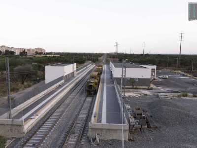 Una volta tornati al punto di partenza prendiamo la nostra auto per raggiungere la stazione dispersa nell�agro di Carbonara 2, il rione Santa Rita. Si tratta di una piccola e cubica struttura, che scrutiamo dall�alto...